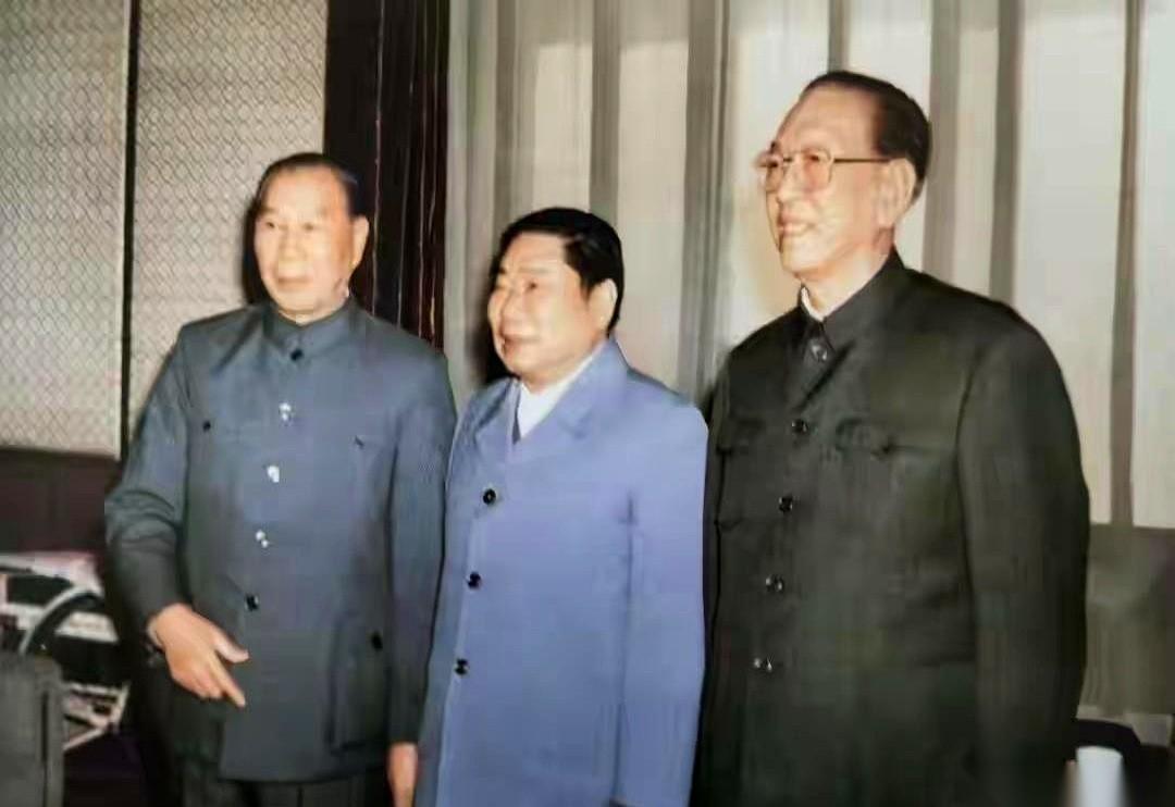 1988年11月，镜头定格了这三位老人的同框瞬间。中间坐着的是杨得志，左手边是