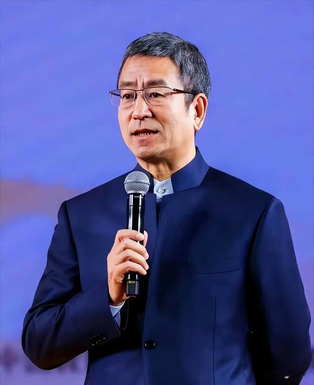 白岩松这回算是踢到铁板上了，看着真让人替他尴尬。建议医院给张水华减负，少干活