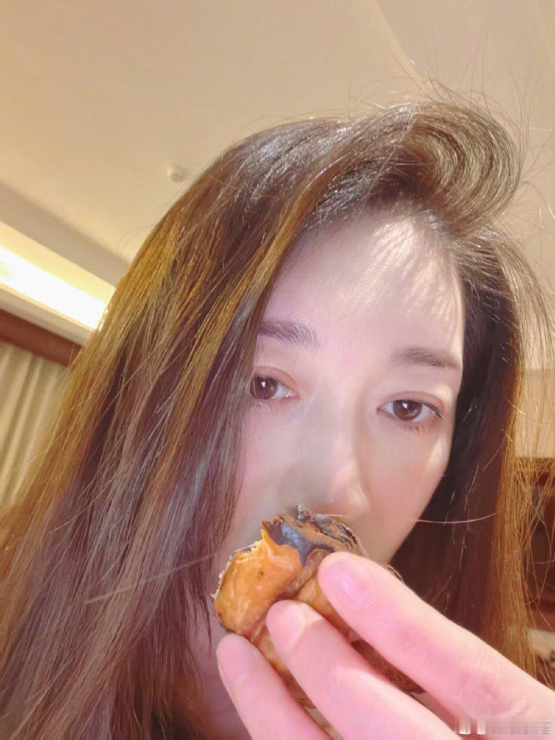 李小冉说罗伯特是人机大家纷纷询问视频配乐，罗伯特第一时间给出答案，李小冉趣味吐槽