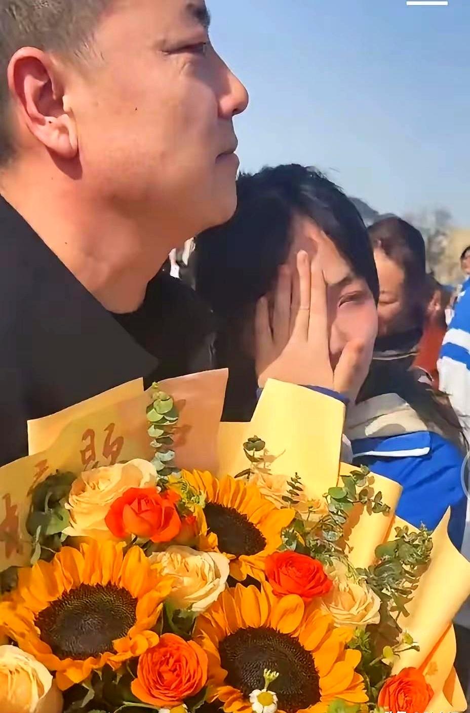 2026年4月，河南一名17岁的女孩瞧见校门口站着的那个人，不由自主地喊了声“舅