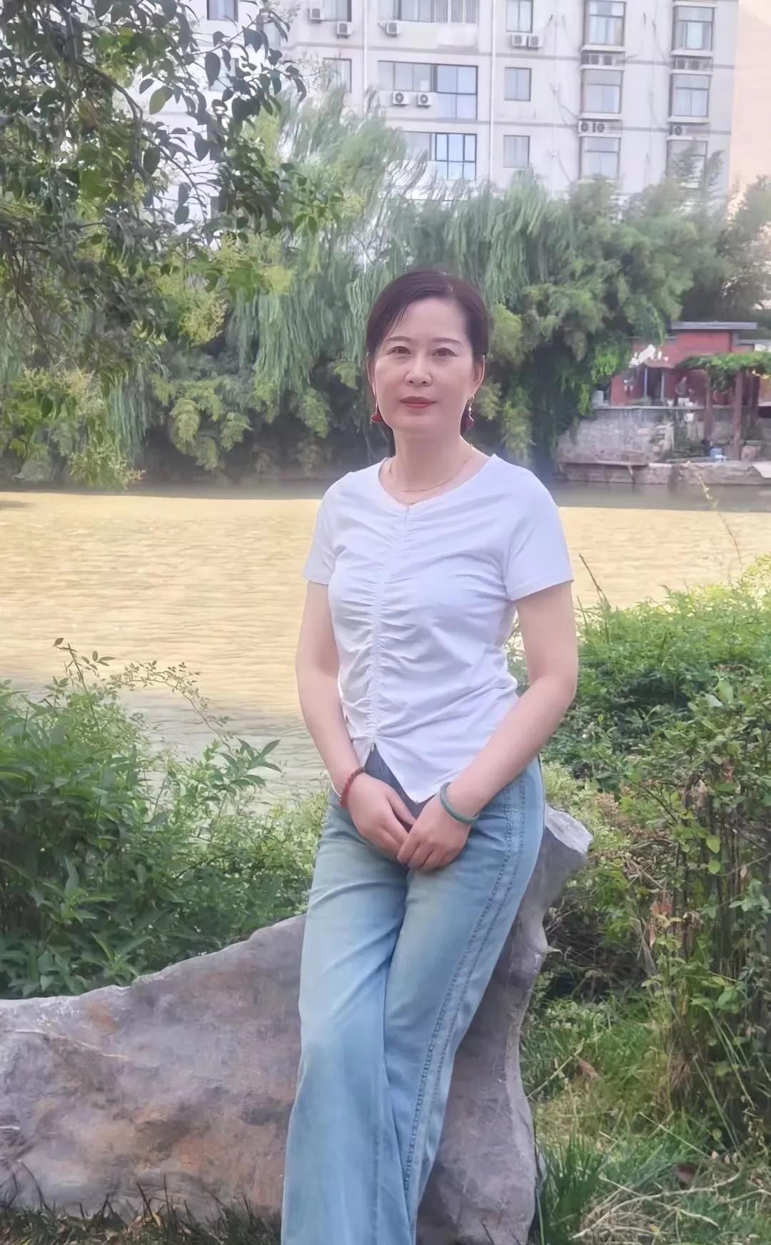 快五十多岁了吧！还这么好看。浑身都是成熟女人的韵味，年轻的时候肯定是校花级别的大