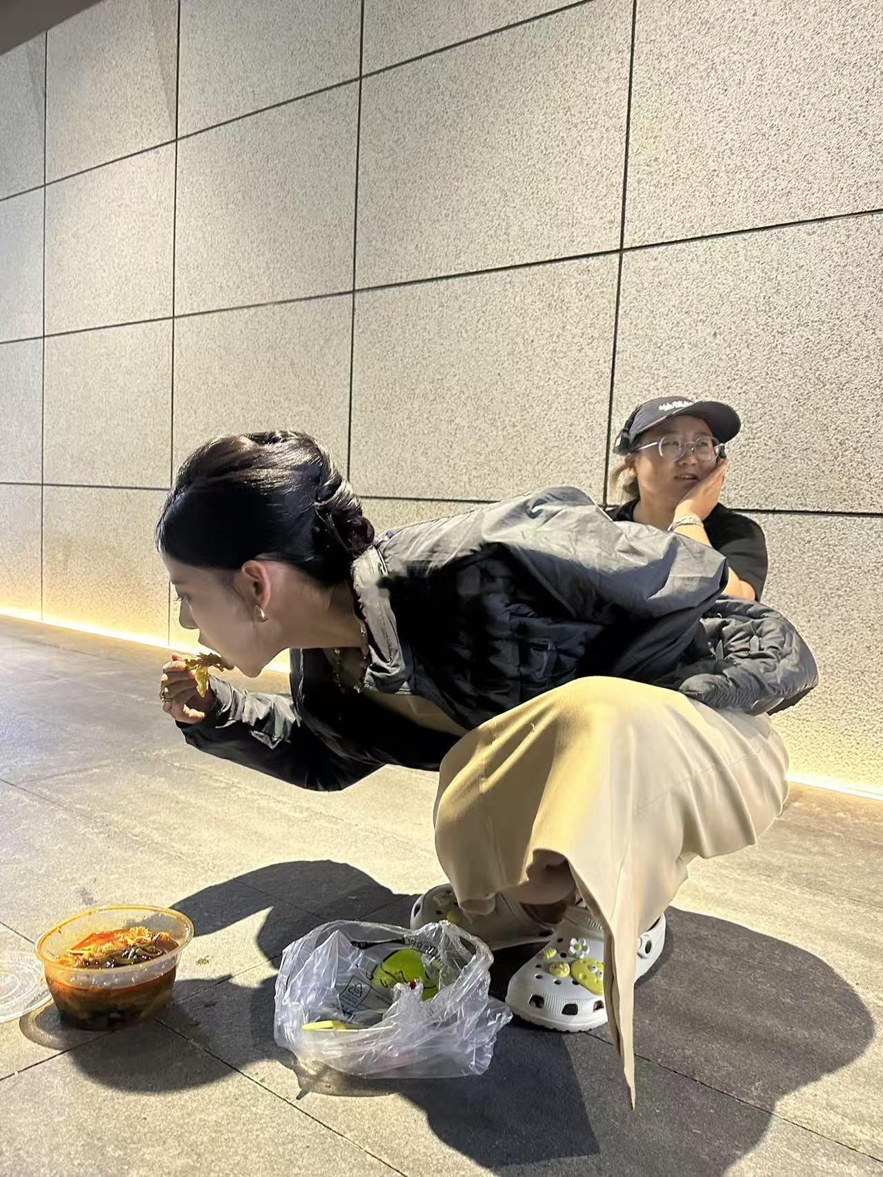 我有什么错我只是一个爱偷吃且怕弄脏衣服的小女孩罢了​​​