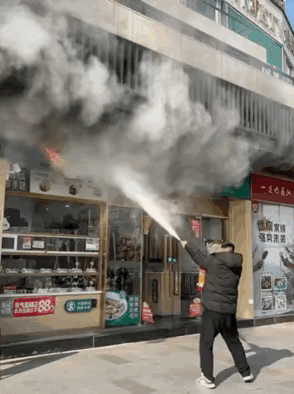 他绝对配得上这面国旗！近日，江苏镇江一男子正在某饭店吃饭，突然一股烟熏味儿袭来，