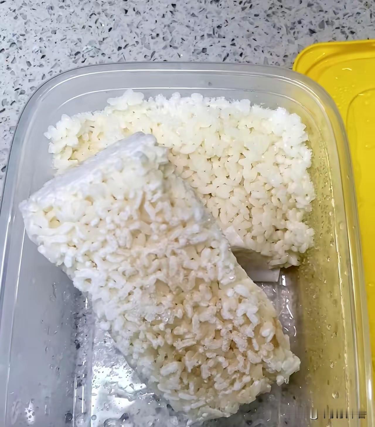 婆婆有个习惯，常多蒸一锅米饭，吃不完就装进保鲜袋压扁，塞进冰箱冷冻。老公也照做