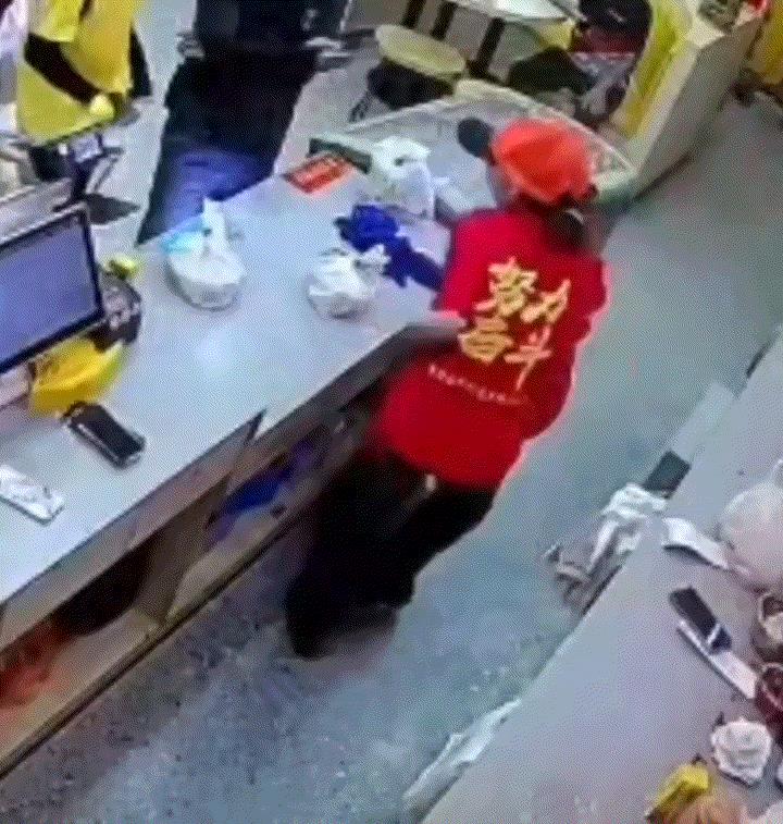 吓坏了！广东东莞一饭店内，两位女店员正在正常工作时，一位头戴面罩的外卖骑手突然出