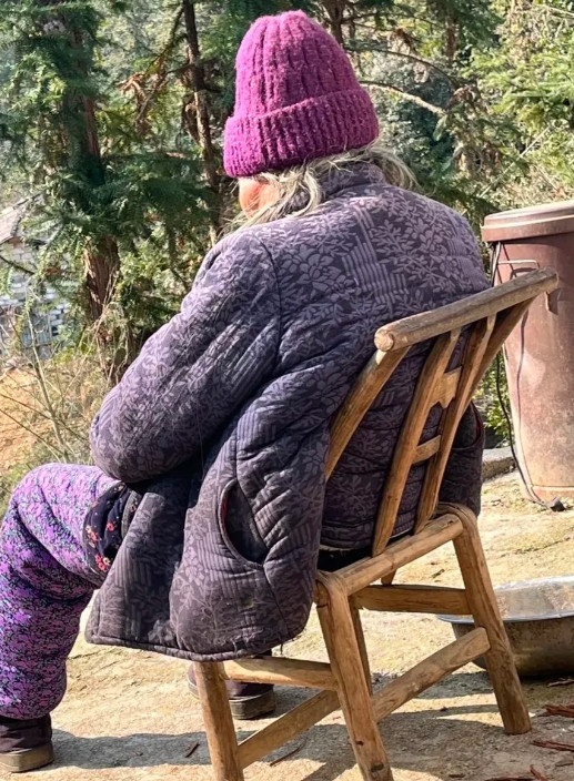 邻居家的老太患病卧床多年，床上屎尿横流，臭气熏天，几个儿女没一个愿意进屋的。就