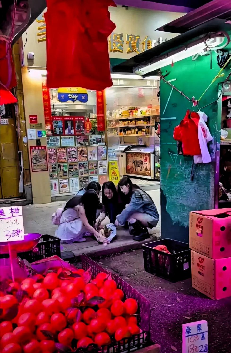 香港网友发文吐槽内地游客不雅行为之街边食榴莲，好似乞丐就食一般，从现场情况来看，