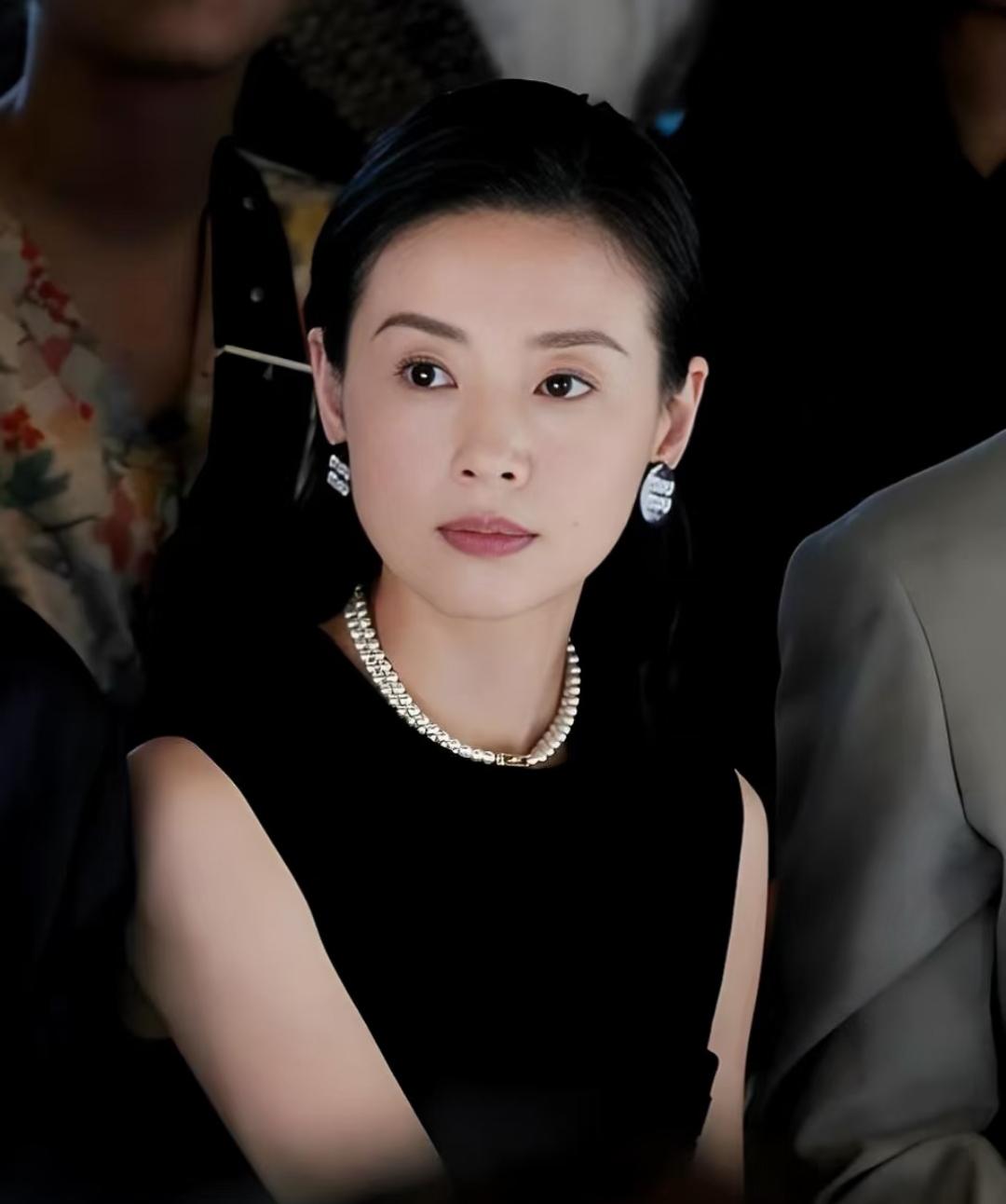 董洁终于松口了17岁的顶顶，自己搬去跟潘粤明同住了。一晃快10年了时间真是