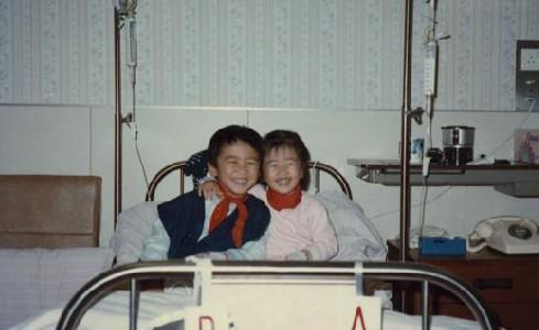 谢霆锋谢婷婷从小到大都兄妹情深，谢婷婷好宠谢霆锋的两个儿子，他们姑侄互动好有爱。
