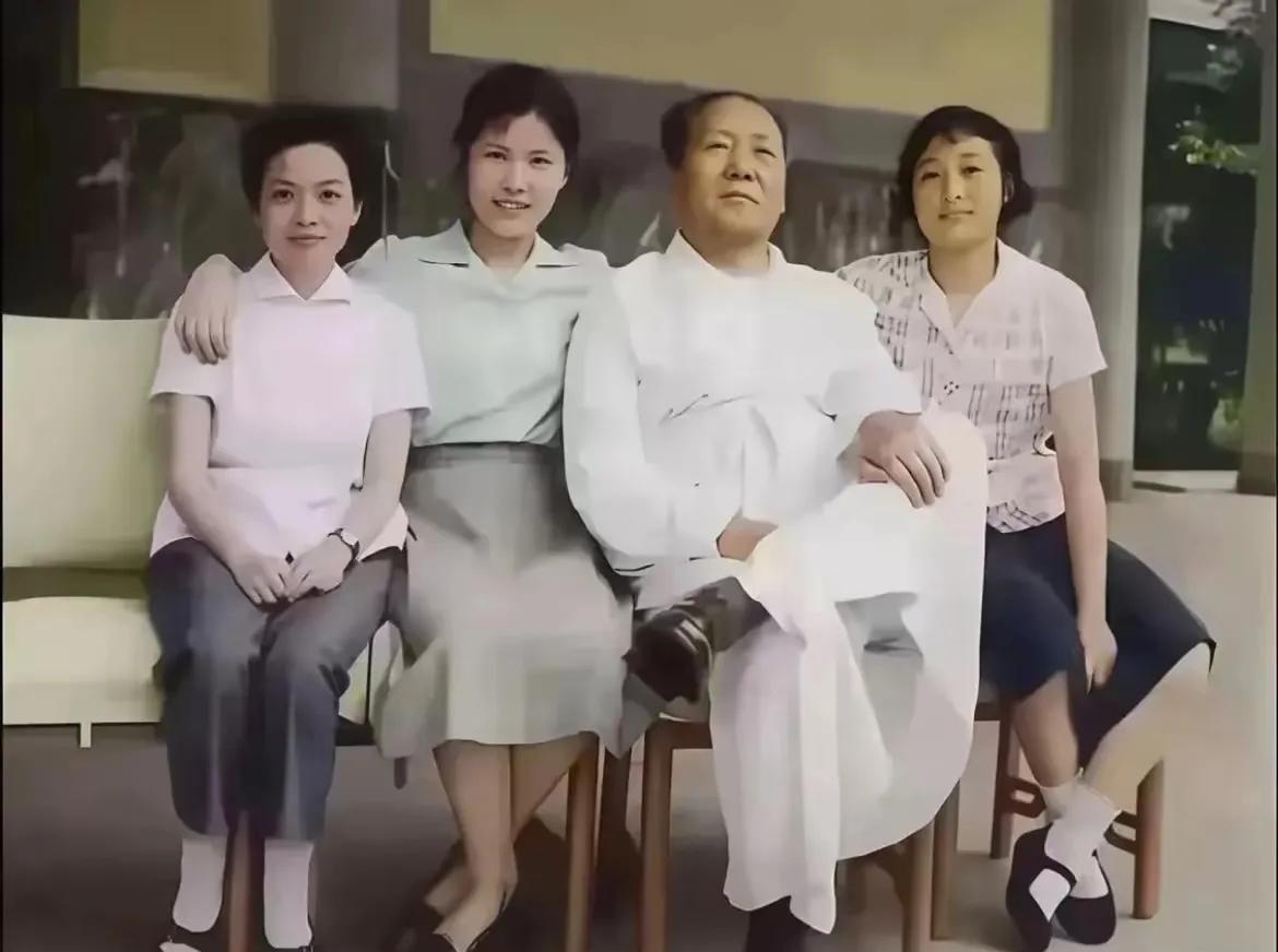 毛主席穿一件睡衣与宾馆普通服务员合影，他不拘小节，又显得亲切！这张照片拍摄于1