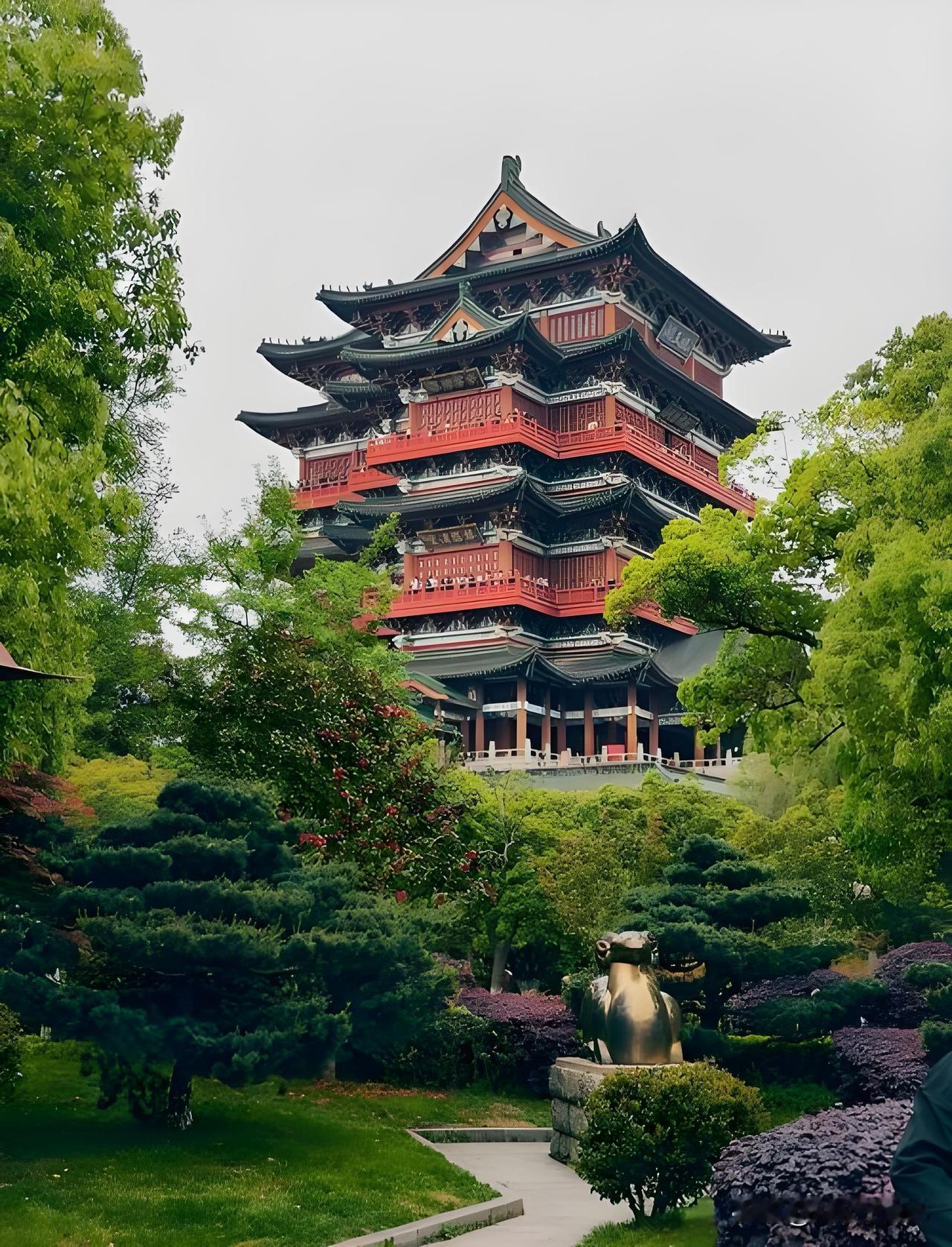 去江西旅游,必去的景点有哪些?江西是革命老区，有很多著名景区不容错过1、南