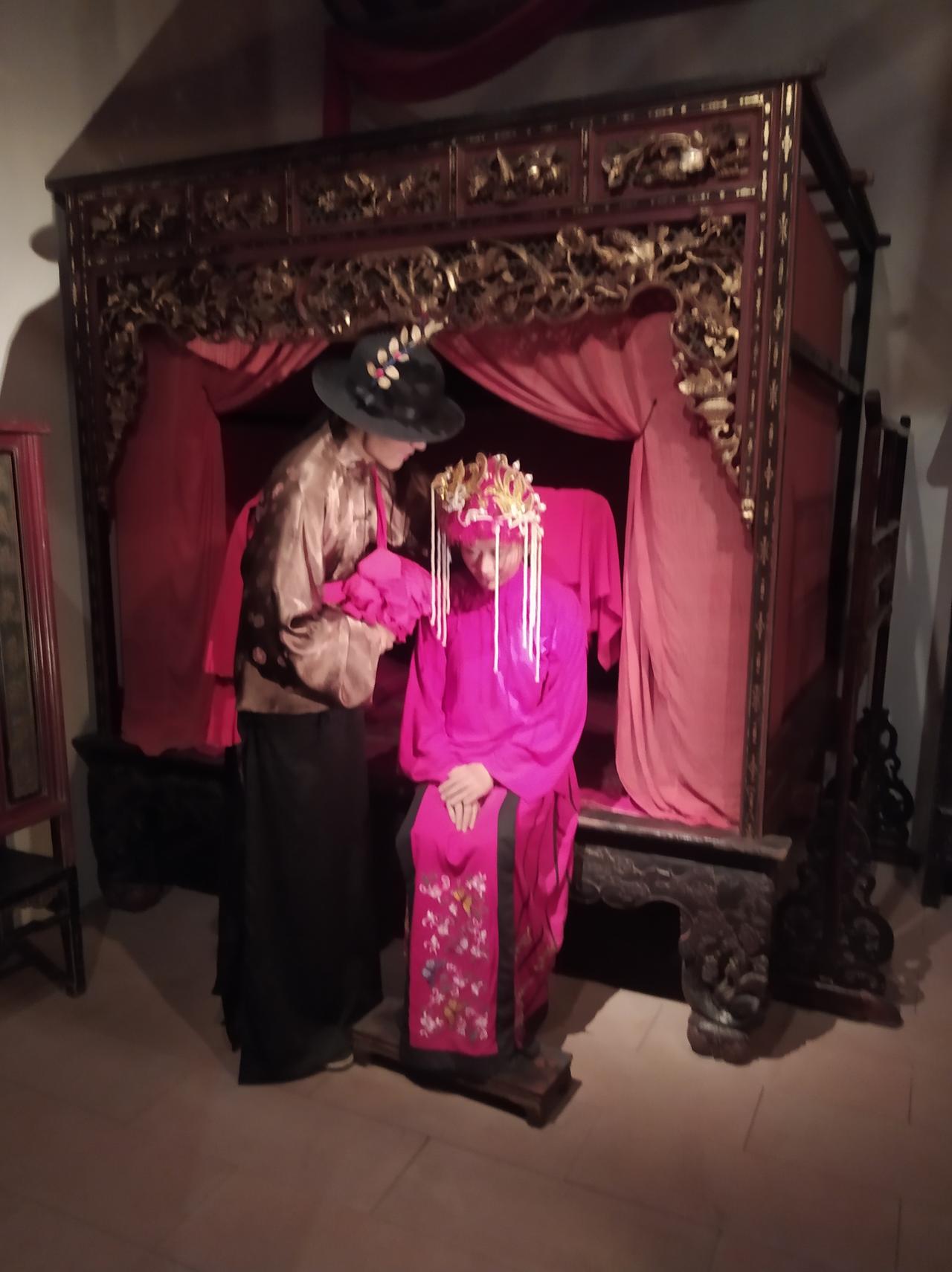 这两张相片，一个是我在博物馆拍的模型，另一个是我在绍兴鲁迅故居里拍的实体相片。