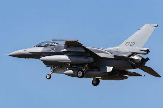 近日，美国对台军售“凤展专案”首批2架全新F-16V战机抵达台东志航基地。该机型
