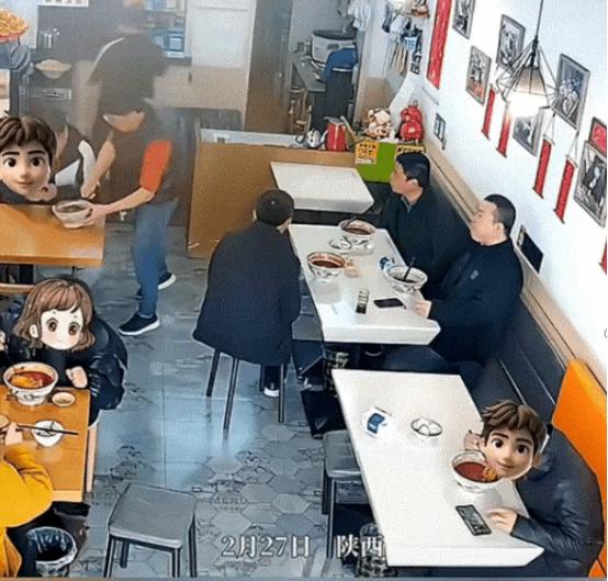 陕西西安，3个男子到一家面馆吃面，不料，3人吃完面后坐在位子上久久没有结账，本以