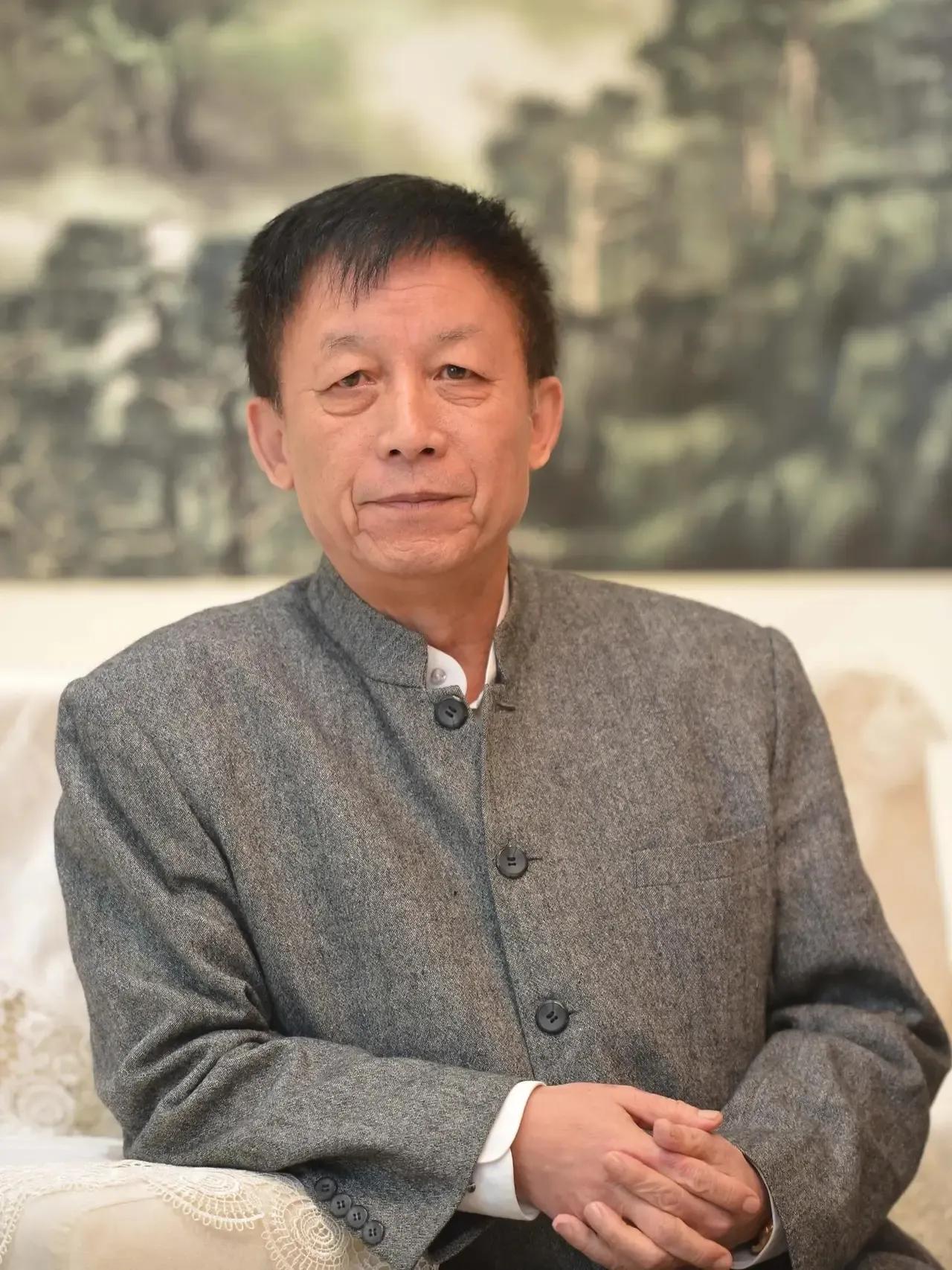 易中天说：“一定要记着，人老了以后，不会再有谁想跟你亲近了，因为你已经没有了利用