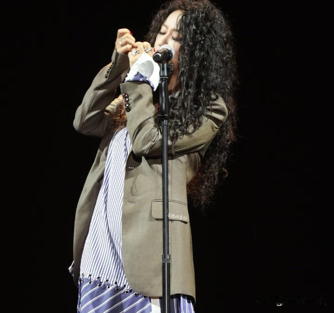 陈粒演出时耳返爆炸这事儿，真的太让人心疼了。10月26日在四川峨眉山音乐节上