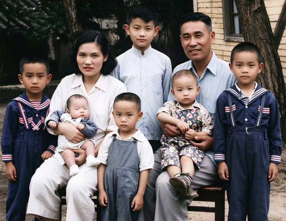 1957年冬天，北京。一场告别仪式上，抬棺的是彭德怀元帅和陈赓大将。棺材里躺着的
