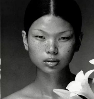 1999年，18岁的吕燕去面试模特，她满脸雀斑，一个男人对她说：“你真漂亮，真好