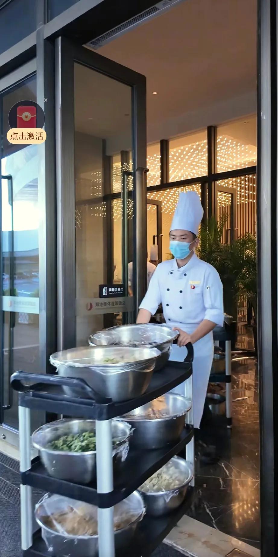 大热天河南的星级酒店大厨被迫出来营业，那一副生无可恋的样子，既搞笑又让人心疼。