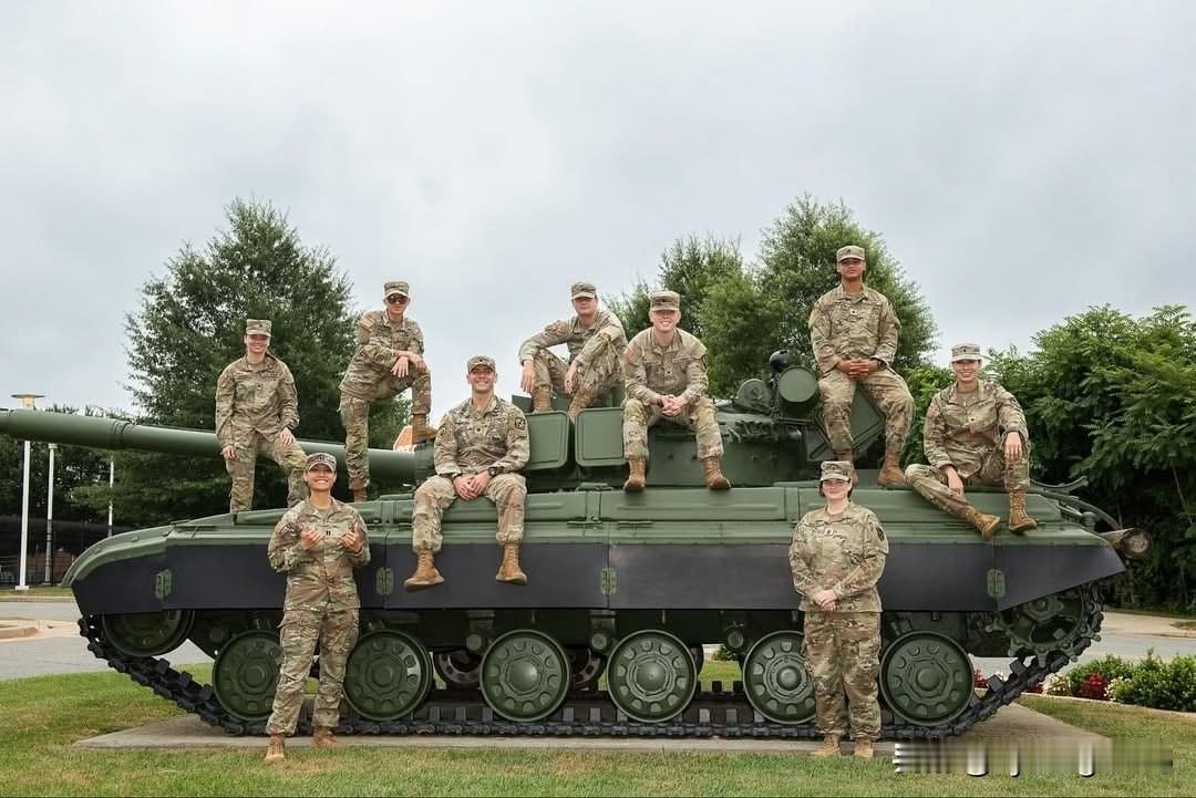 一辆苏联制造的T-64B坦克，位于美国国家地面情报中心内。现今的弗吉尼亚州。