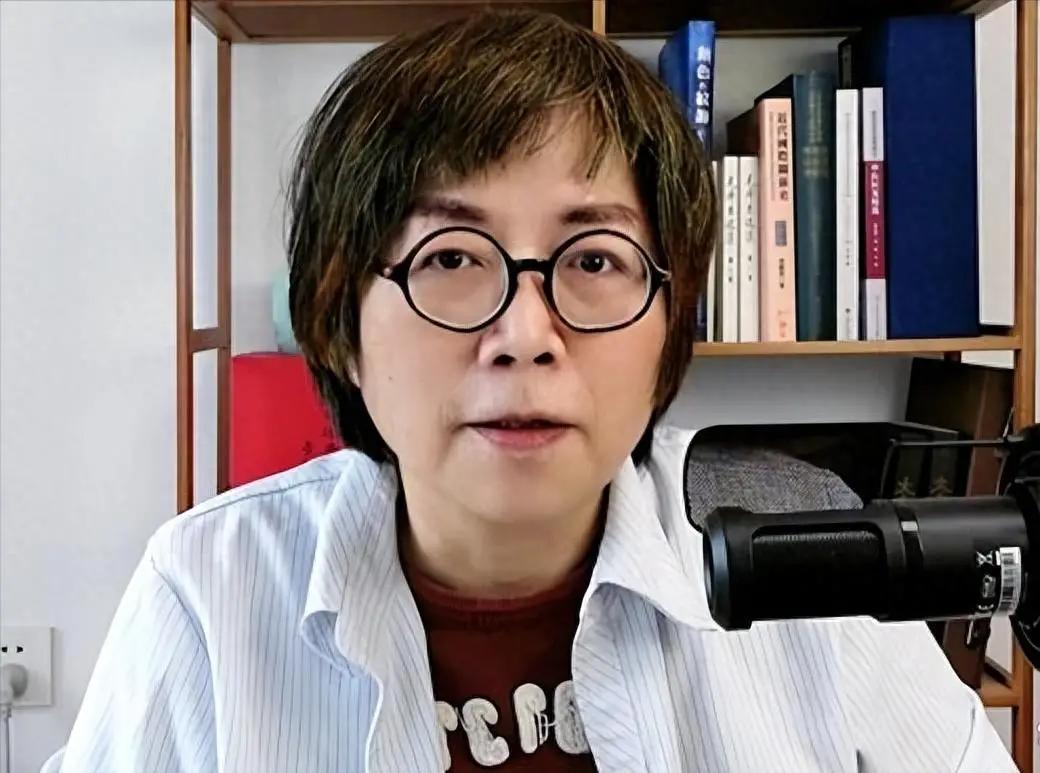 黄智贤撕下伪装，直播间一句话让所有人目瞪口呆！她亲口说人生目标既不是“反独”也不