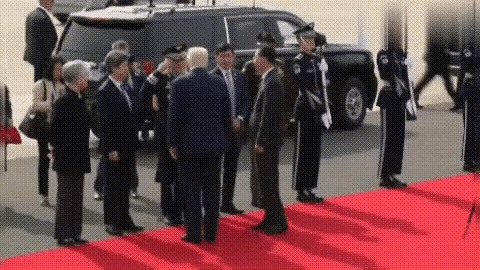 见完中方后,特朗普一分钟不多待,直接登机返美,外媒:他在韩国吃不饱难怪韩国