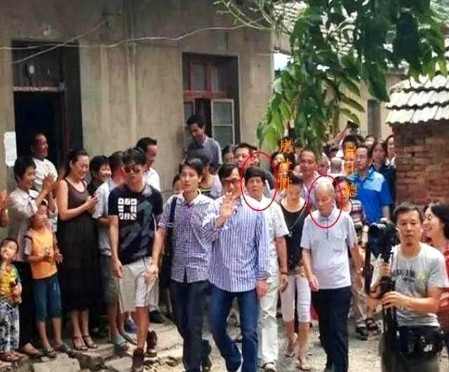 2013年，成龙回乡祭祖，房氏的子孙们都来欢迎他，没想到两个哥哥盼了几十年，终