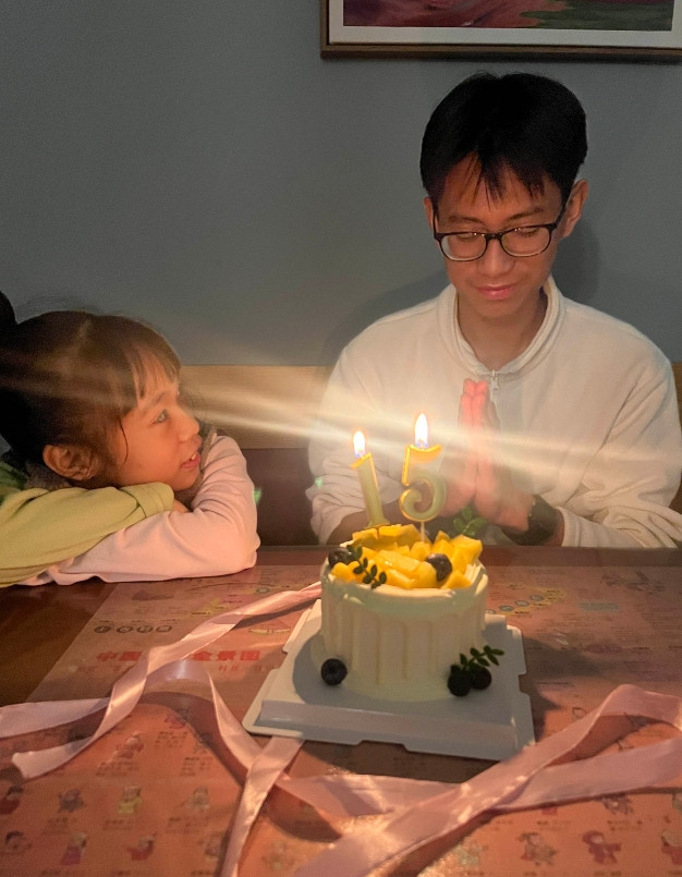 我家的两个孩子相差七岁，几天不见就会互相想念，并且很少发生争吵。日常生活中我们会