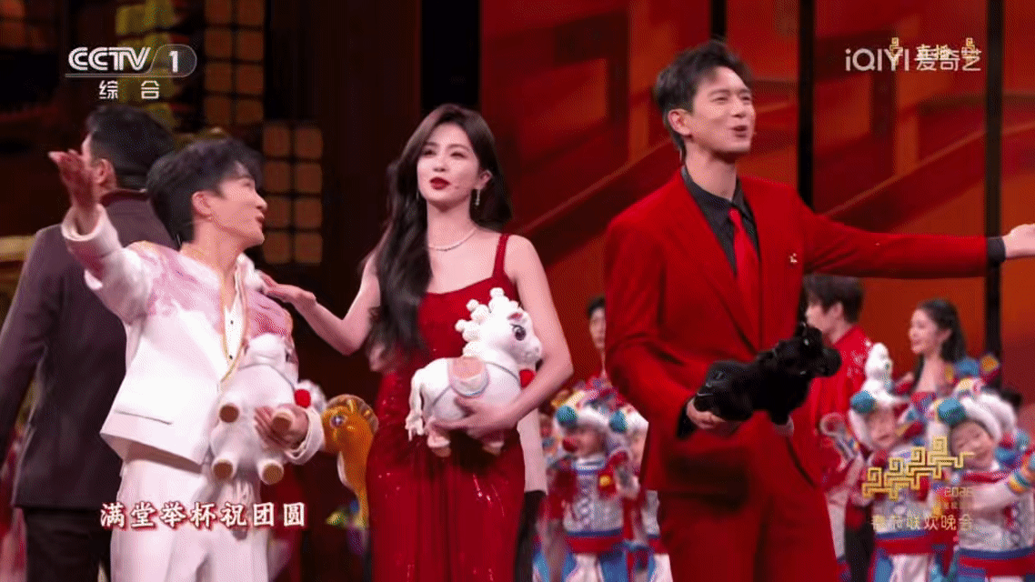 白鹿好美白鹿今晚春晚两套造型，可优雅可甜美，美貌稳定发挥