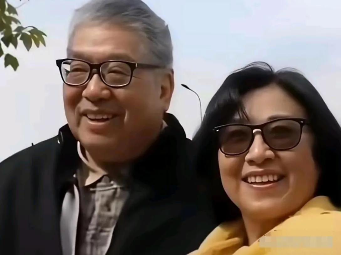 不知道李连杰后悔了没有，相对于利智，现在黄秋燕更加富态，一脸旺夫相。同李连杰