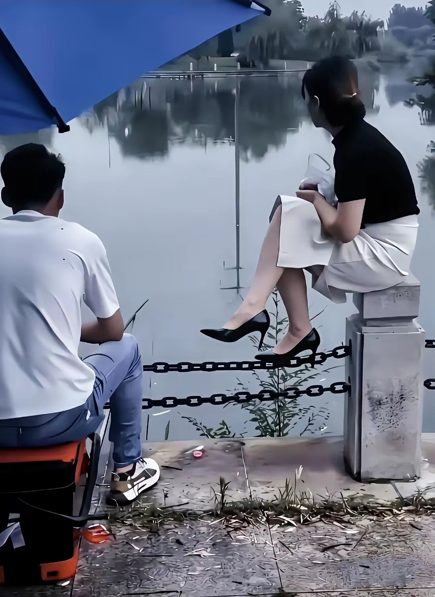  钓鱼的最高境界不是钓上多少鱼，而是钓上一个愿意穿高跟鞋陪你蹲一下午的人。