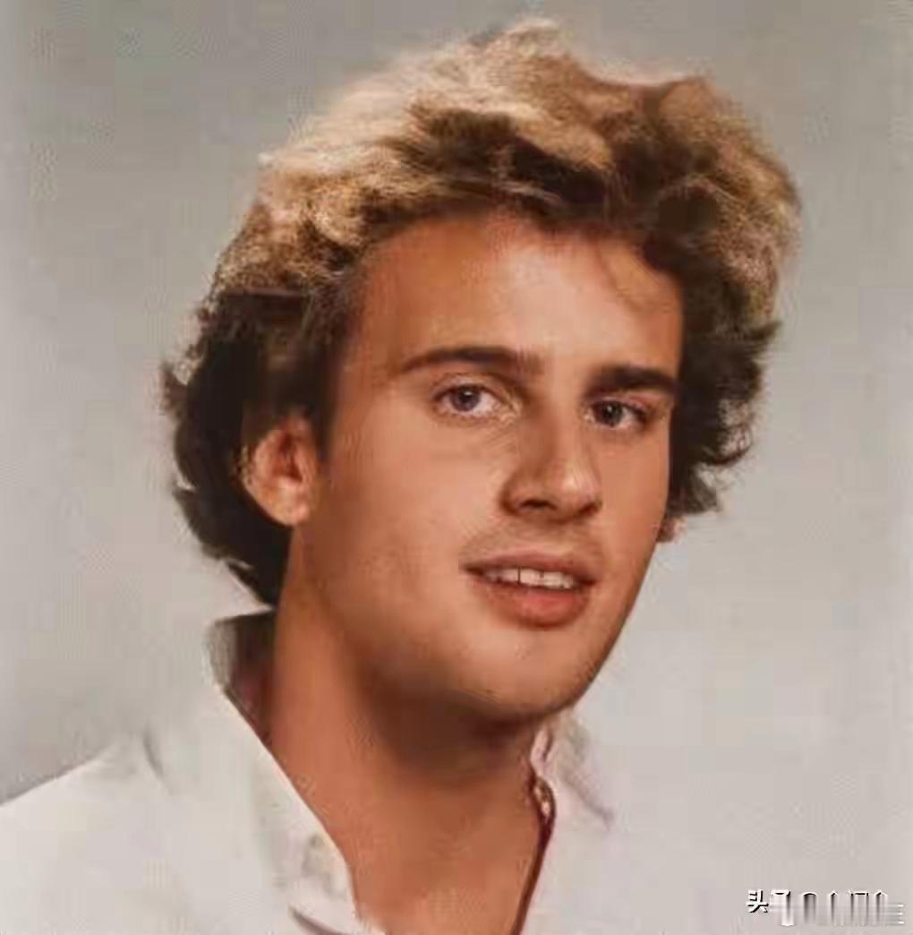 马克龙现在和年轻时的样子差得远，他也是长情之人，陪着妻子一起慢慢变老。