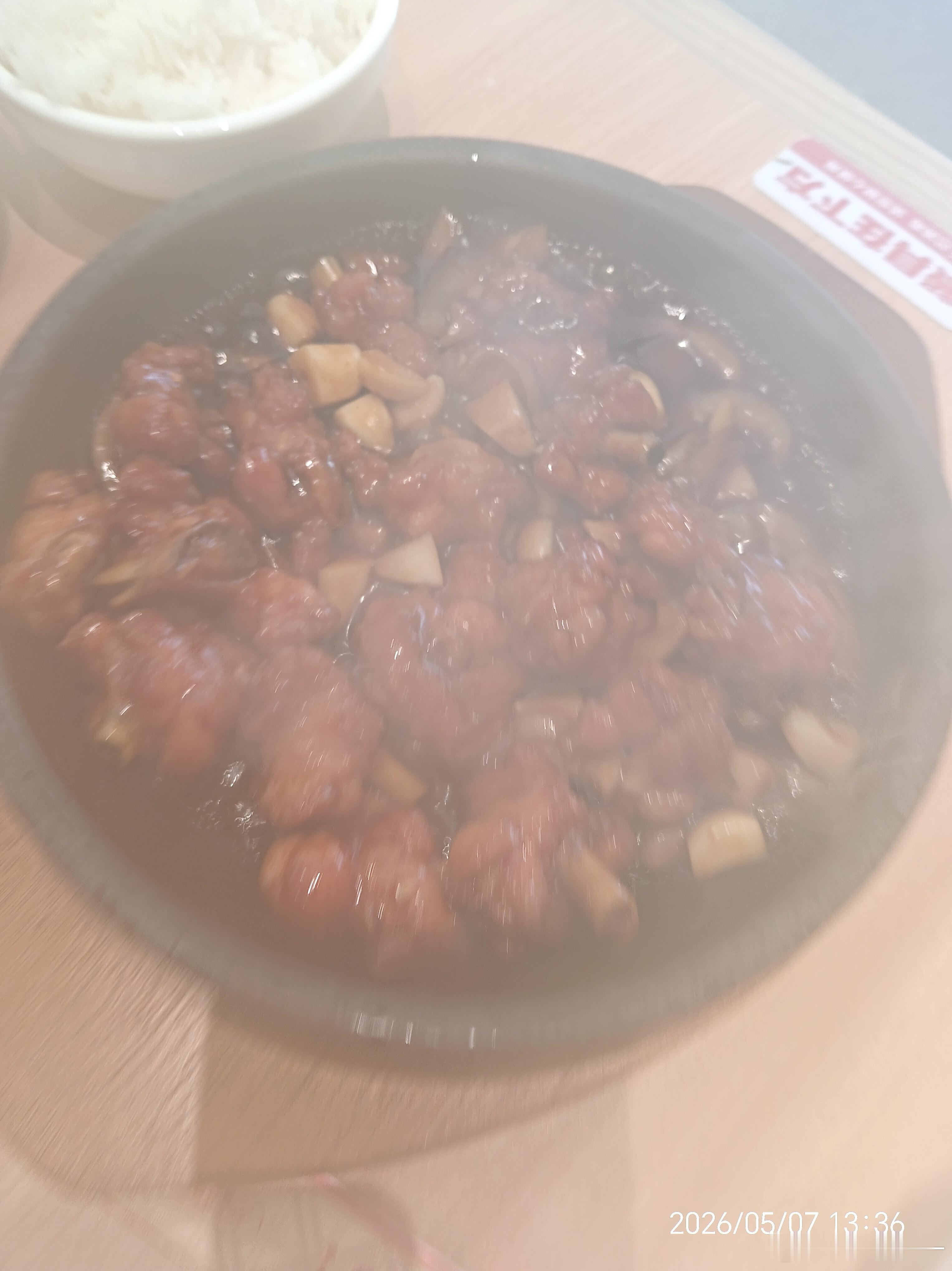 我和孩他爹，姐姐，姐夫，四个人点了五个菜一个汤，一人一个菜，我点了两个菜，牛肉+