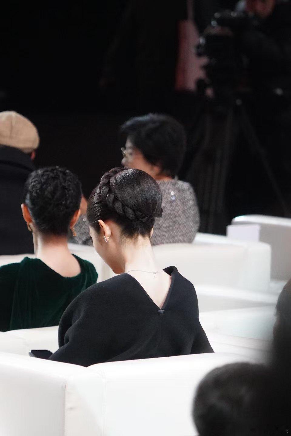 邢菲爱心后脑勺邢菲好标准的后脑勺邢菲好标准的后脑勺，像一颗爱心