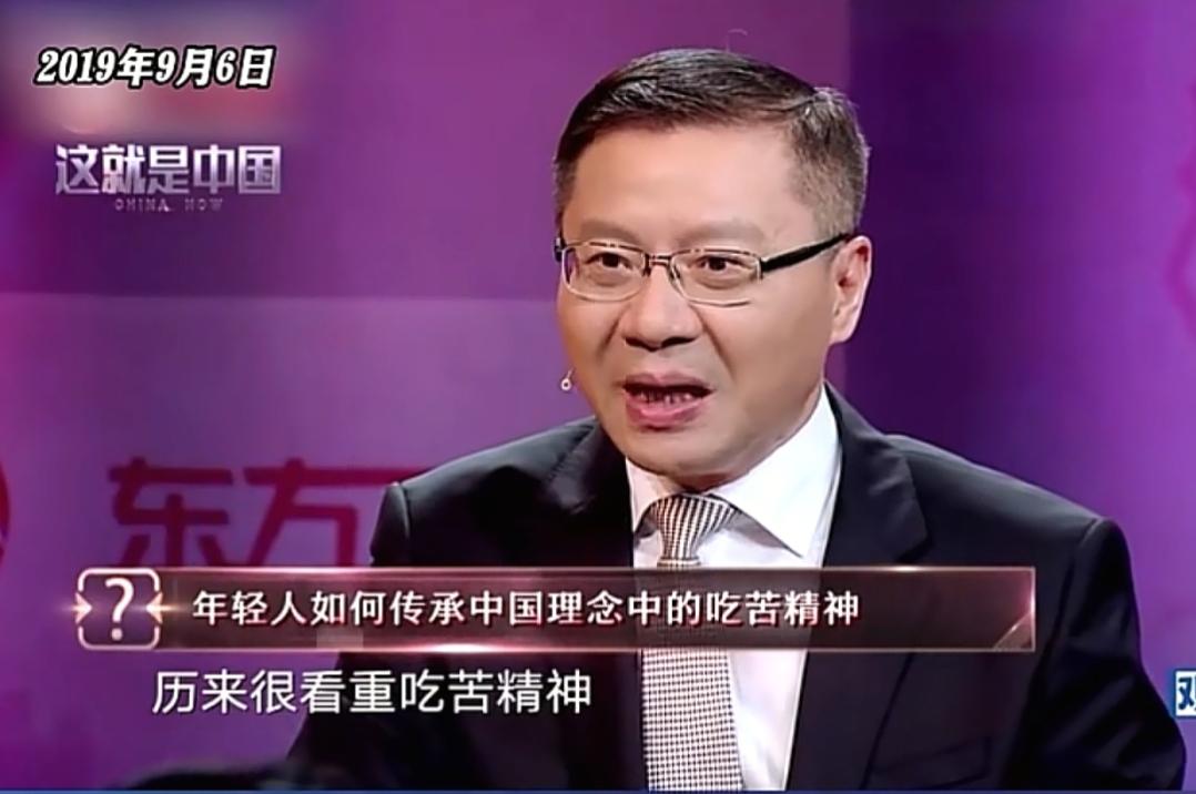 张维为教授七年的面容变化。图一是2019年的张维一教授，图二是2026年的张维