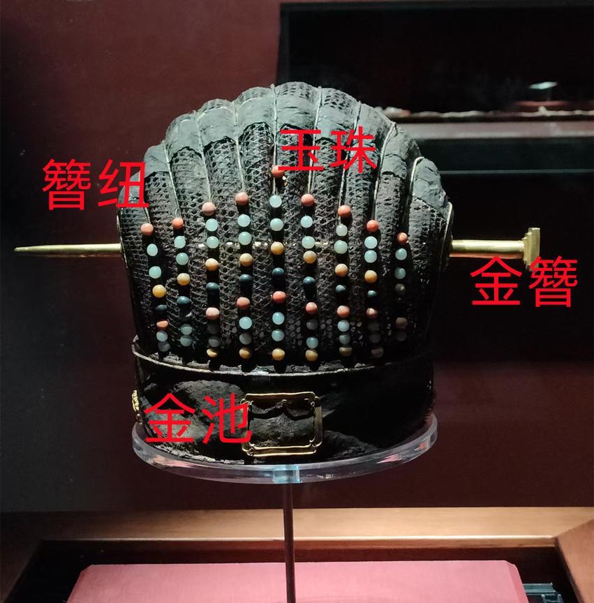 这顶皮弁是朱元璋第十子鲁荒王朱檀之物。皮弁是中国最古老的礼冠之一，最初是天子等贵