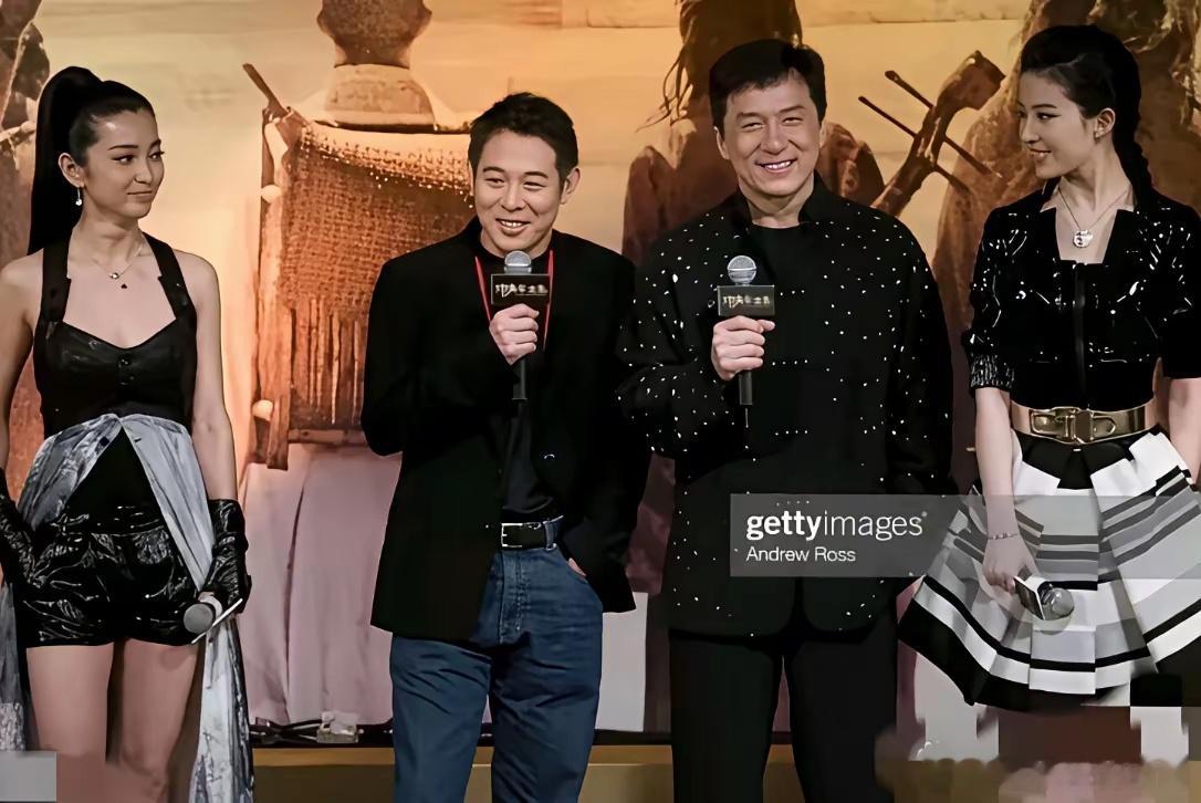 感觉成龙就够矮了，没想到李连杰比成龙还矮一大截！成龙的官方身高居然是174，一定