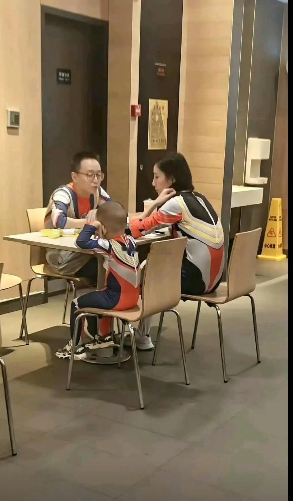 这父母太幼稚了吧，把这孩子惯的，棍棒底下出孝子道理都不懂​​​