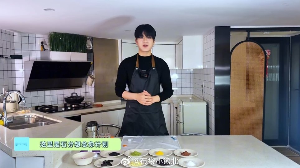 这房间是否有些矮了？我爸在这里和巨人似的快顶头了吧