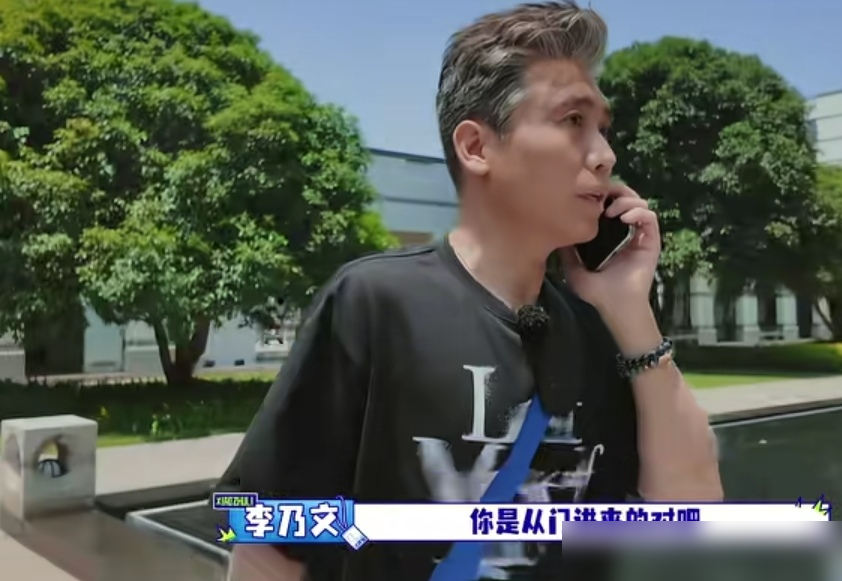 胡军录综艺把自己录进医院了？不，是他在给陈丽君当助理时，发现这姑娘脸色不对，疼得直冒冷汗。胡军没吭声