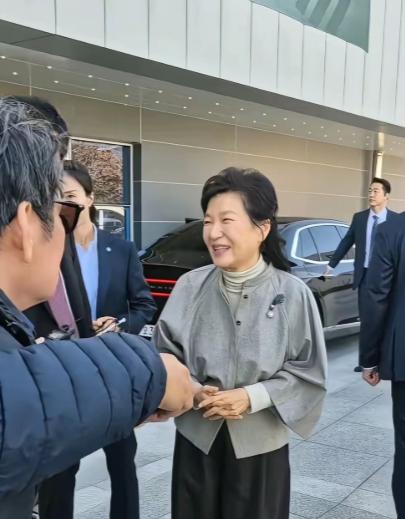 消息传来的第二天，朴槿惠还在保持沉默，想必她心里并不平静，那个曾经把她送进监狱的