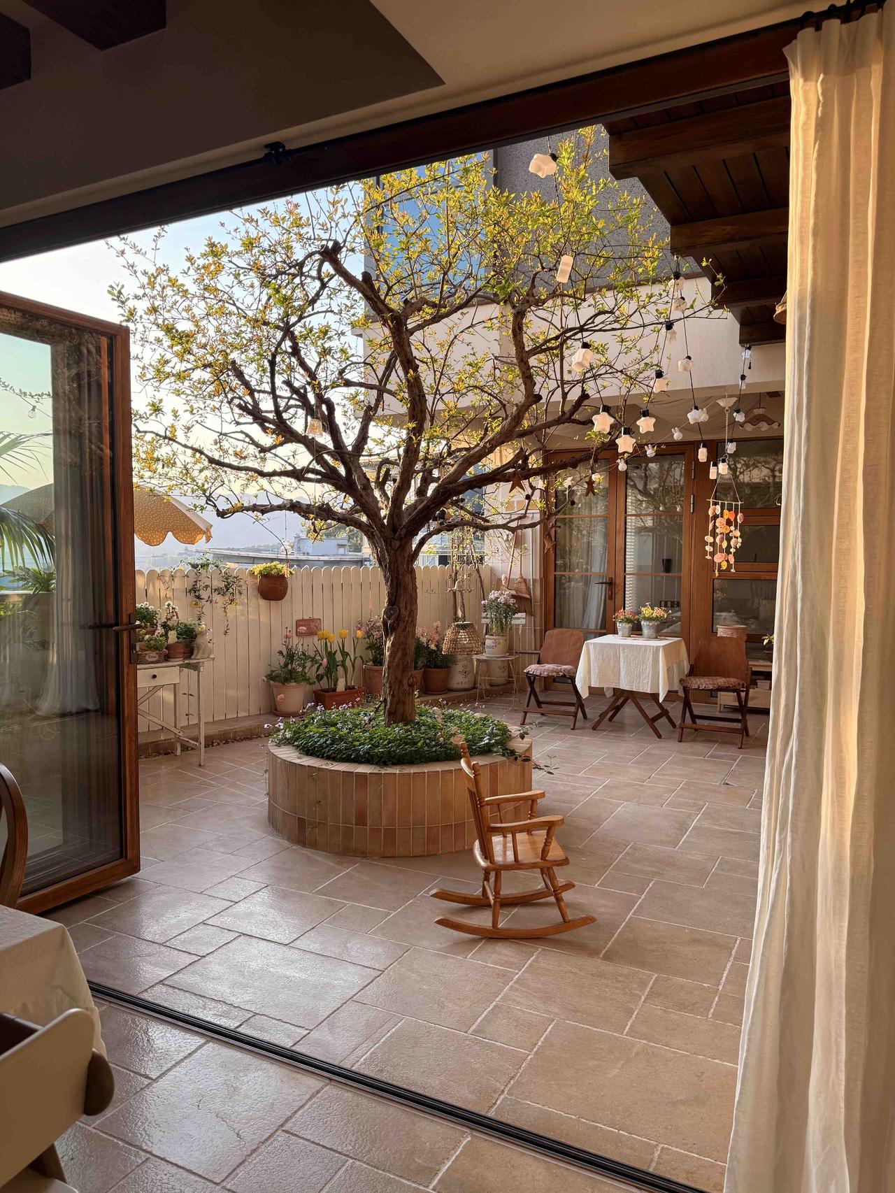 普普通通的我，下班回到了普普通通的家，回家一打开门，夕阳已经漫到了家里的各个角落