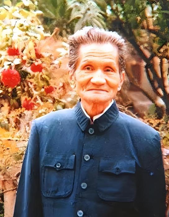 1947年初秋，重庆白公馆监狱的放风坝里，一个蓬头垢面、衣衫褴褛的老头正围着一棵