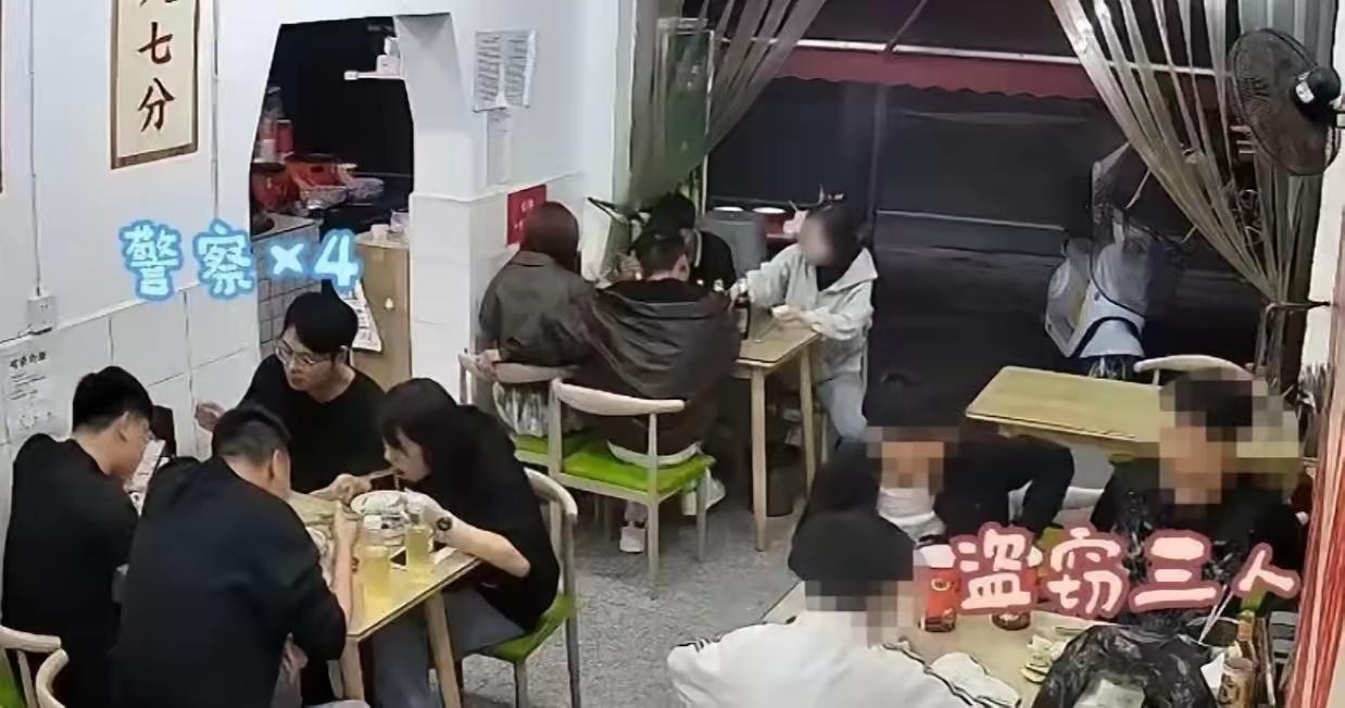 “有点太狂了！”成都彭州，四名民警加班后钻进小馆子吃宵夜，饭还没吃几口，就注
