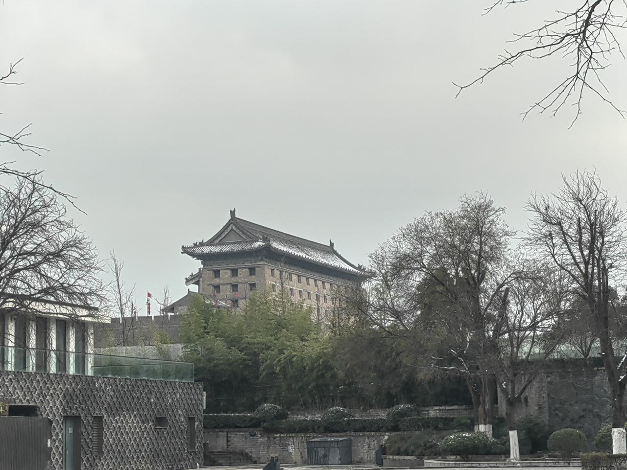 元月三日，打卡西安环城西苑公园，天气湿冷，雪花飘落，在安定门旁边，那边锻炼身体的