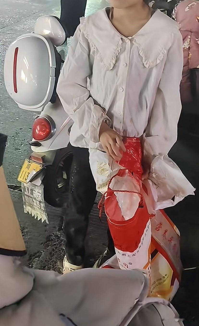 河南，女子带孩子出去逛夜市，看到一个小女孩独自在街上捡瓶子，女子心生怜悯问她吃饭