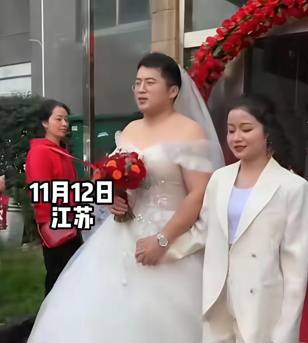 现在男生入赘，竟然纷纷扮成新娘模样。这不是哗众取宠，也非被迫屈就，更多是一场心甘