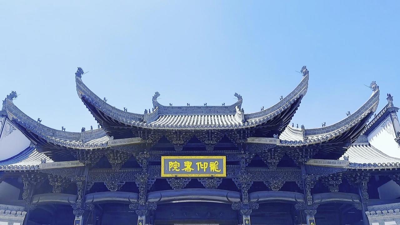 青砖黛瓦马头墙，回廊挂落花格窗，藏在湖北远安的龙仰书院，是实打实的徽派建筑珍宝。