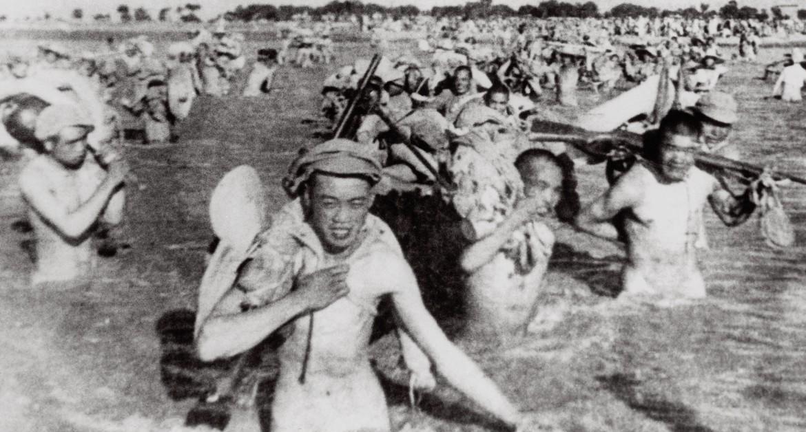 1949年5月20日，第一野战军第6军冒着炮火，光着身子，强渡渭河，直逼西安的老