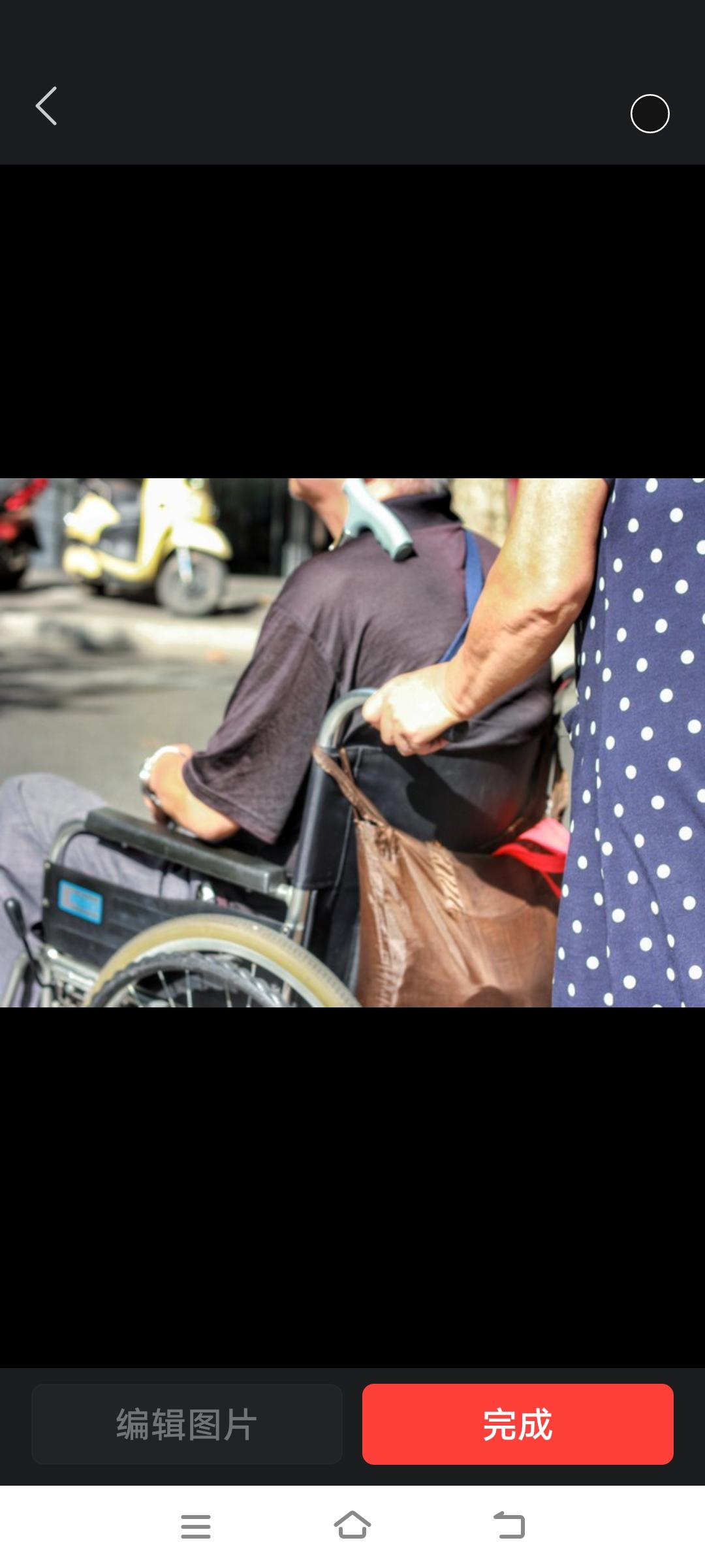 昨天下午，我正在挑花生，坐在藤椅上的婆婆一头栽下来，我赶紧去扶她。我扶起婆婆